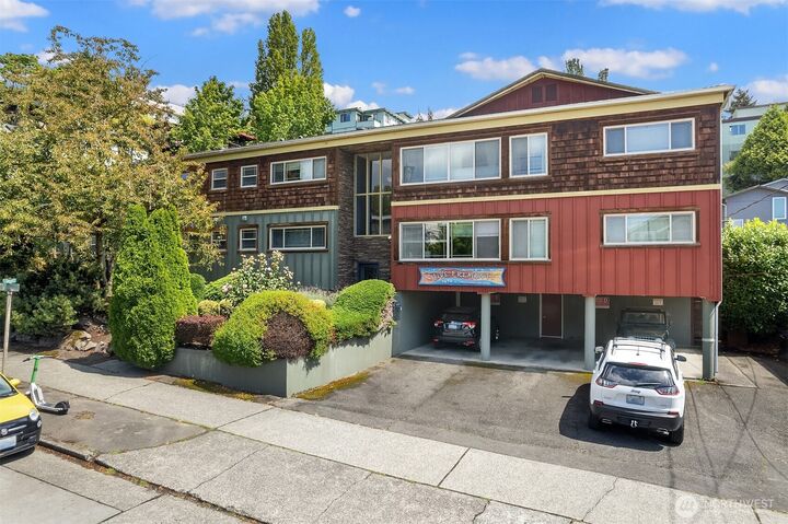 Property Photo: 3636 Evanston Avenue N 12 WA 98103