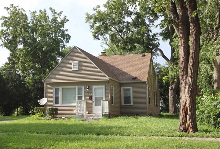 Property Photo:  1721 Barton Boulevard  IL 61103 