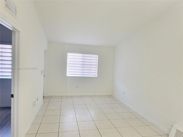 Property Photo:  1240 SE 31st Ct 202-32  FL 33035 