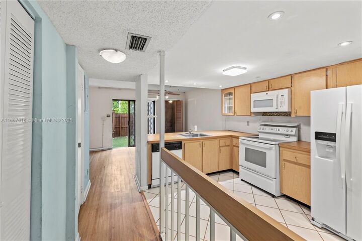 Property Photo:  5209 SW 40th Ave 51  FL 33314 