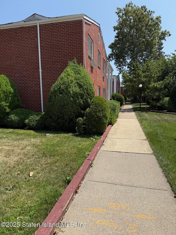Property Photo:  1294 Rockland Avenue 1 D  NY 10314 