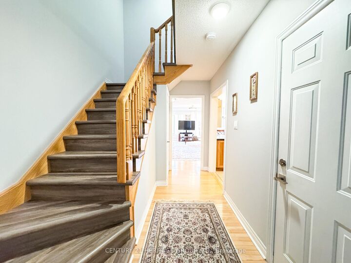 Photo de la propriété: 47 Christephen Crescent ON L4S 2S6