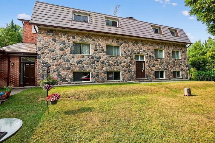 Photo de la propriété:  245 Davis Drive  ON L4A 7X4 