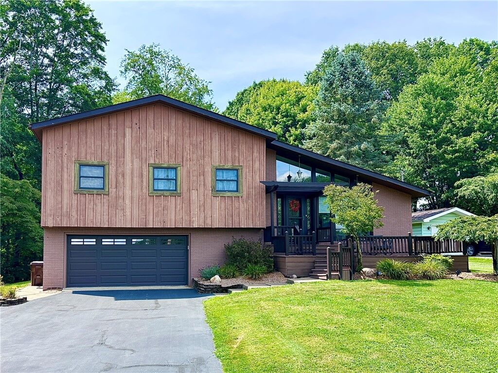 Property Photo:  927 Chippewa Trl  PA 16137 