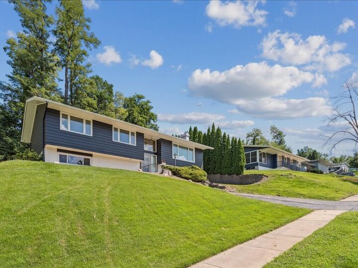 Property Photo:  396 Red Fox Rd SE  IA 52403 
