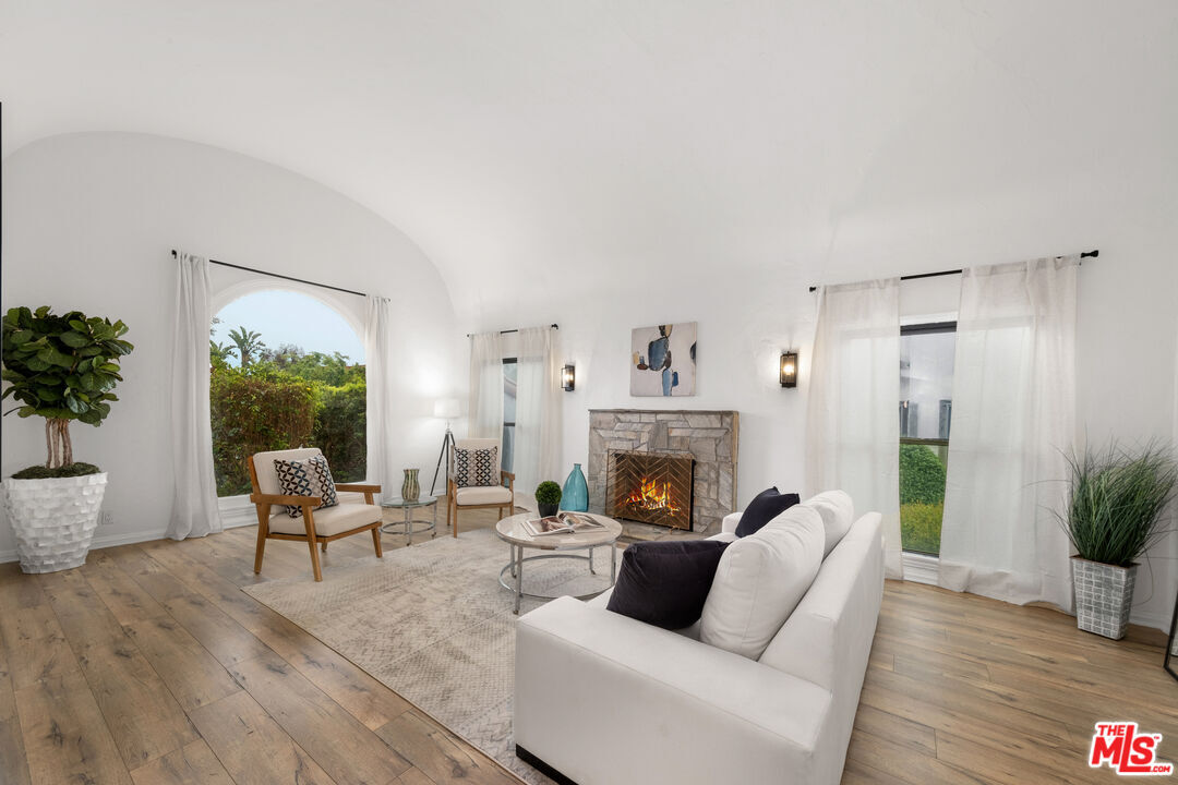 Property Photo:  205 S Hamel Dr  CA 90211 