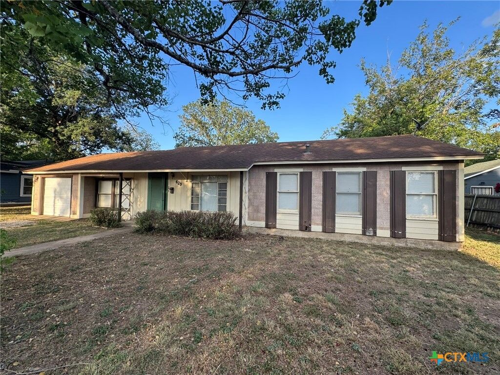 Property Photo:  