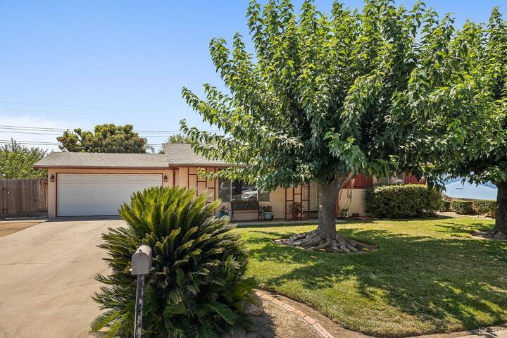 1025 W Dove Drive  Visalia CA 93291 photo