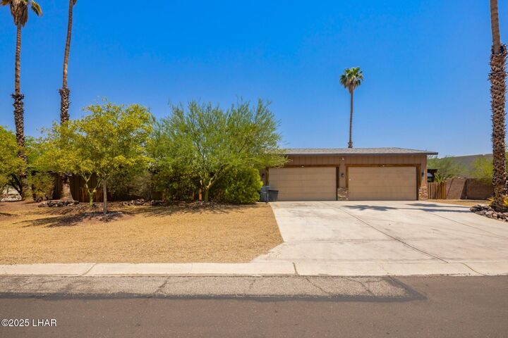 Property Photo: 174 Smoketree Ave AZ 86403