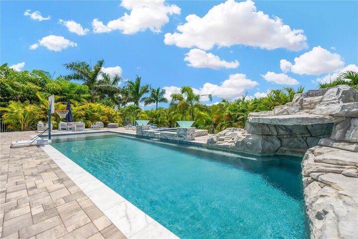 Property Photo:  832 Manns Harbor Drive  FL 33572