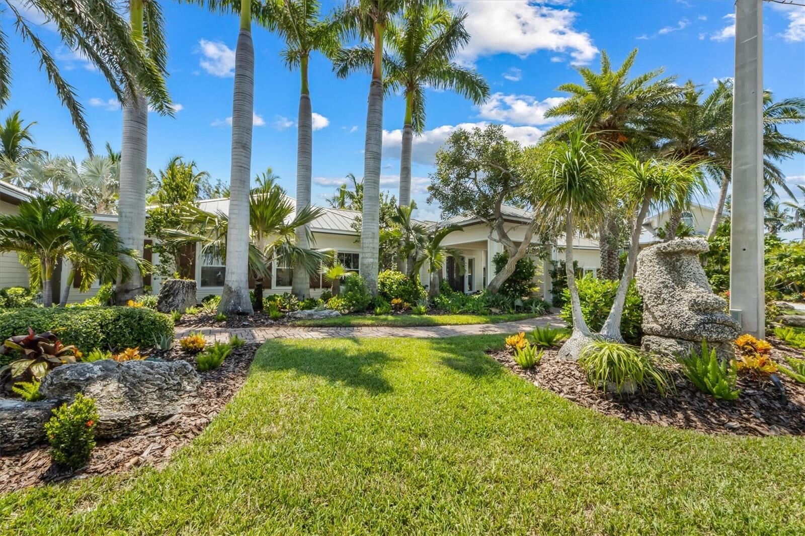 Property Photo:  513 Bayview Place  FL 34216 