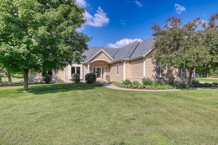 110 Long Meadow Dr  Hartland WI 53029 photo