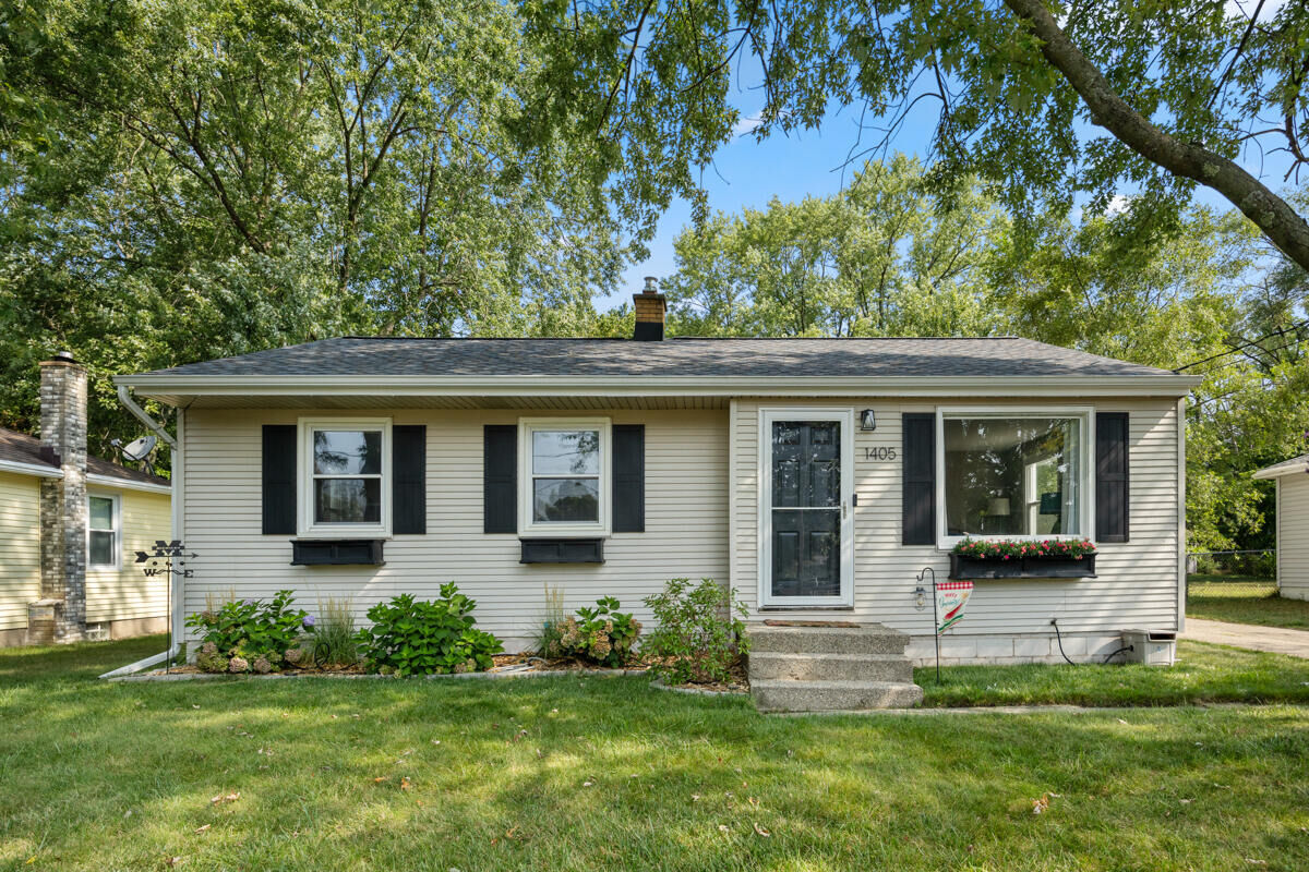 Property Photo: 1405 Mark Street NE MI 49525