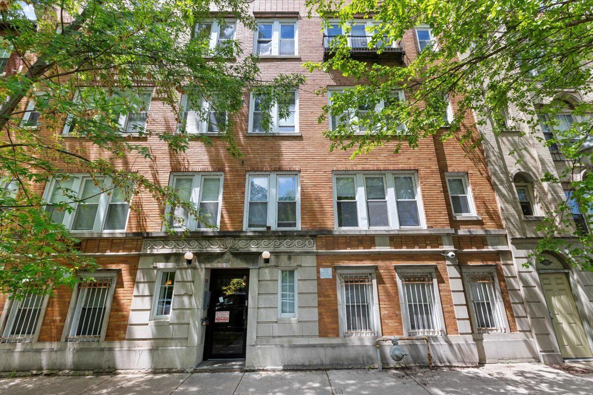 Property Photo:  6812 N Wayne Avenue 1G  IL 60626 