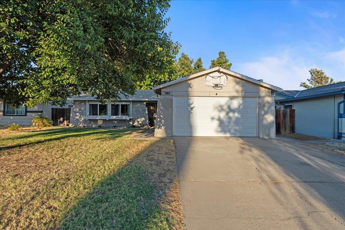 Property Photo: 7817 Charmette Way CA 95823