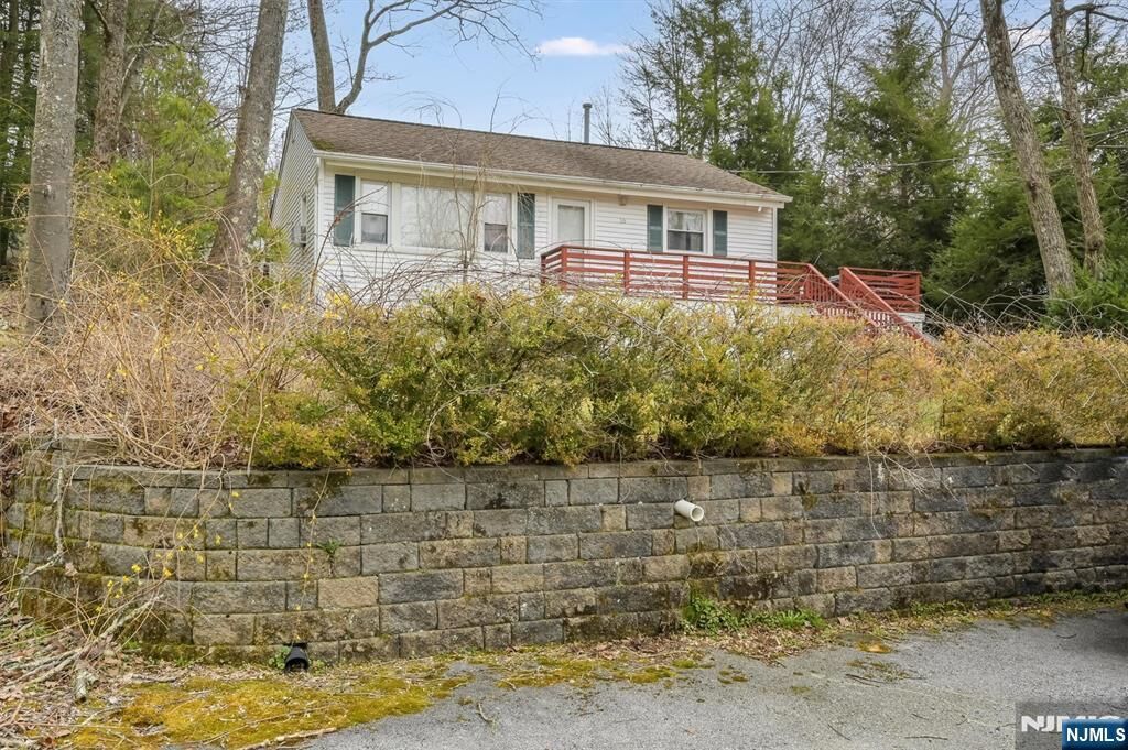 Property Photo:  16 Hampton  NJ 07421 