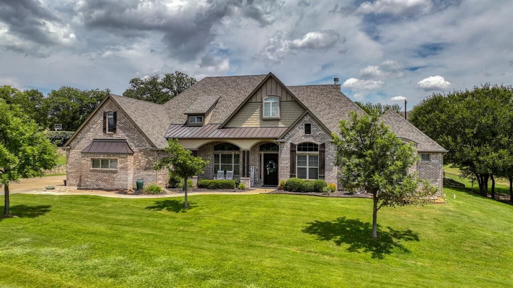 Property Photo: 1413 Saratoga Lane TX 76008