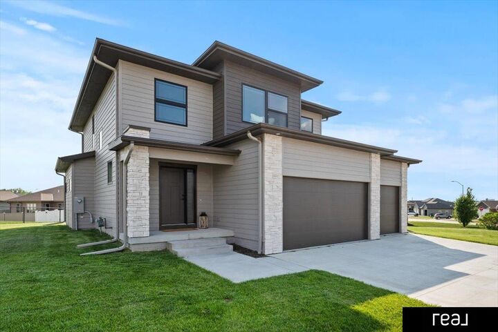 Property Photo:  202 Augusta Drive  IA 51575 