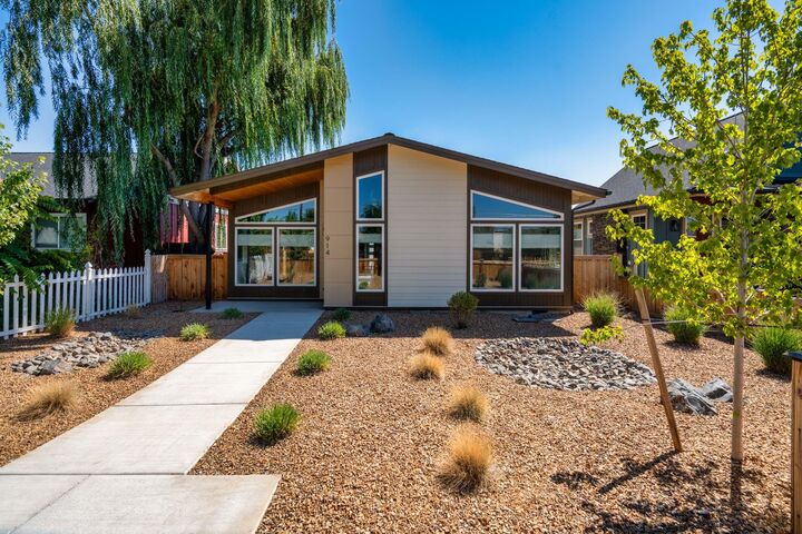 Property Photo:  914 NW 19th Street  OR 97756 
