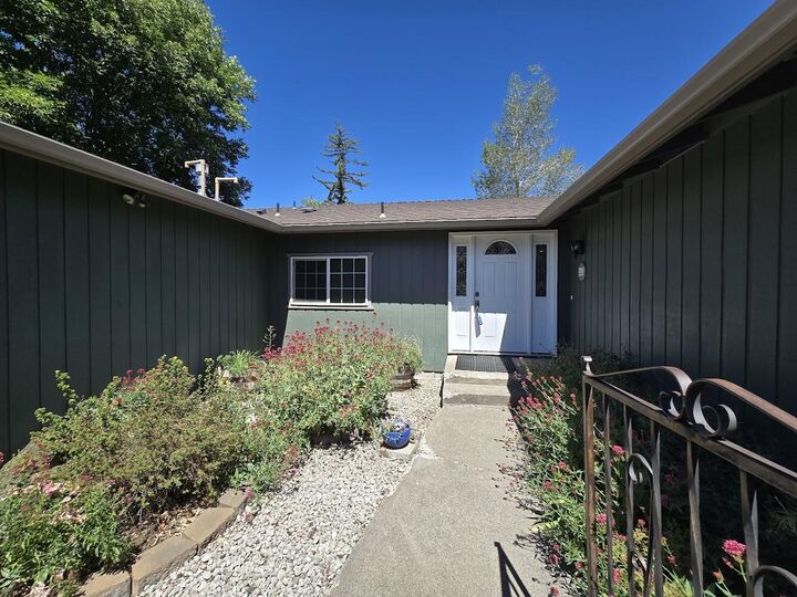 Property Photo: 2635 Darrow Avenue OR 97603