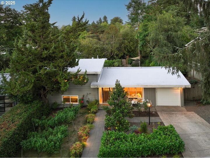 Property Photo:  1615 Hallinan St  OR 97034 