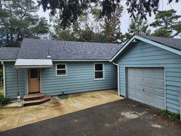 Property Photo:  636 18th St  OR 97465 