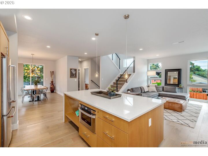 Property Photo:  2021 SE Woodward St  OR 97202 