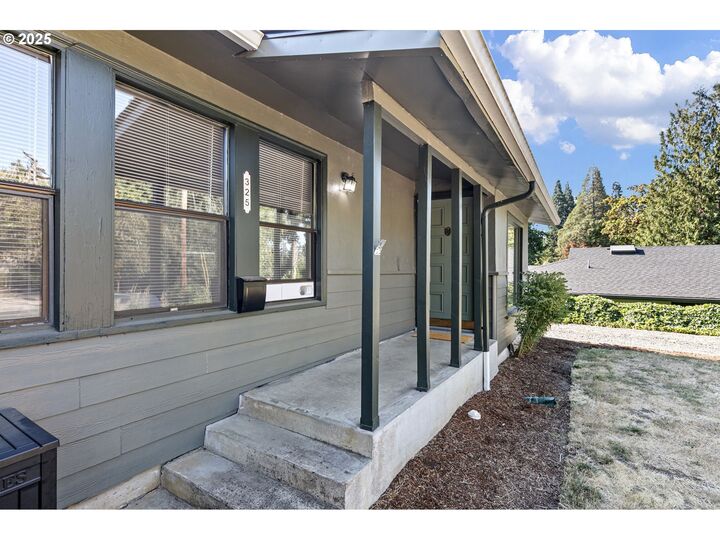 Property Photo:  325 Water St  OR 97477 
