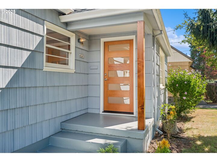 Property Photo:  4245 NE Going St  OR 97218 