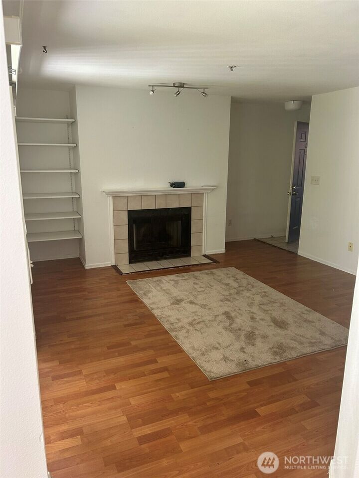 Property Photo:  949  Aberdeen Avenue NE E-117  WA 98056 
