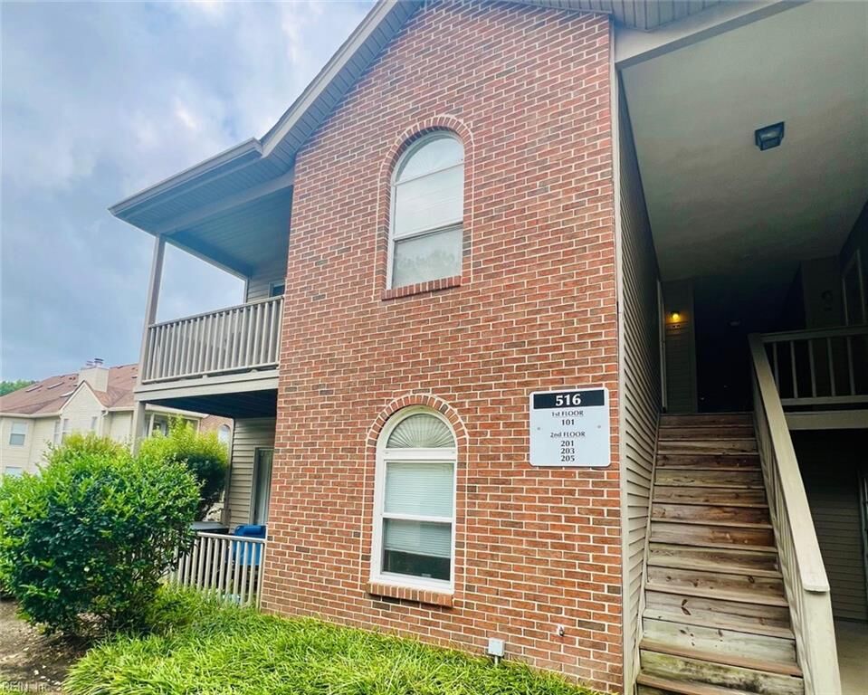 Property Photo:  516 Thorncliff Dr 201  VA 23608 