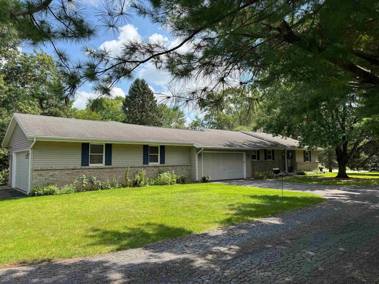 Property Photo:  1236 Somerset Court  WI 53546 