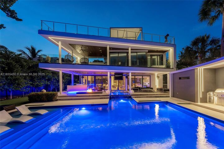 Property Photo:  528 Lakeview Ct  FL 33140 