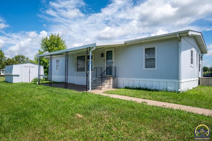Property Photo: 318 SE 48th St KS 66609