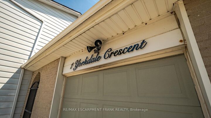 Photo de la propriété:  1 Yorkdale Crescent  ON L8J 1E2 