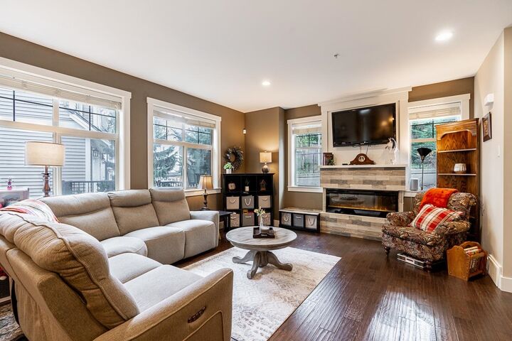 Property Photo: 35298 Marshall Road 17 BC V3G 0E2