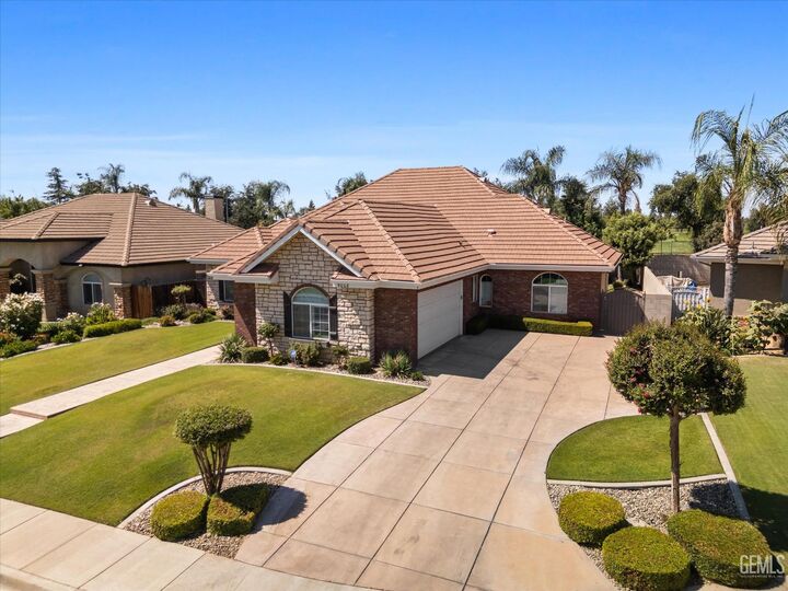 Property Photo: 9008 Golden Hawk Court CA 93312