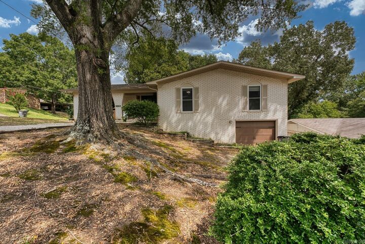 Property Photo:  110 Pineview Street  AR 71901 