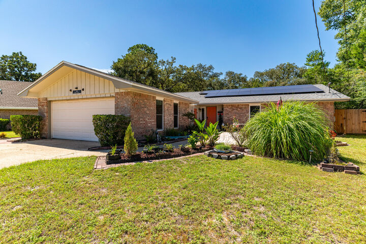 Property Photo: 822 Laurel Drive FL 32547
