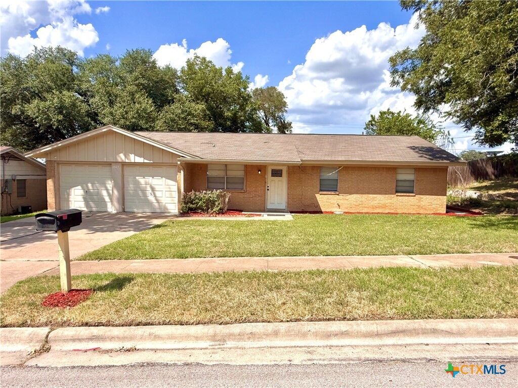 Property Photo: 1603 E Robertson Avenue TX 76522