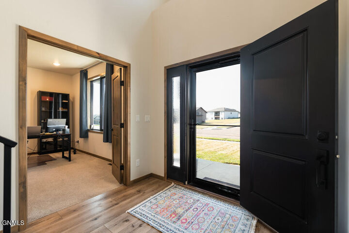 Property Photo:  527 Flint Drive  ND 58503 