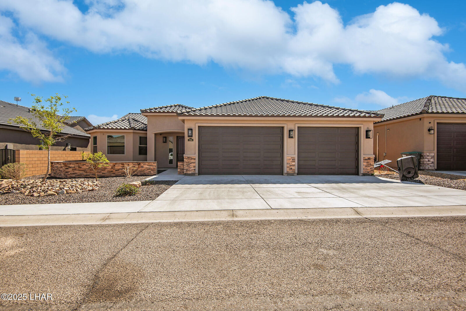 Property Photo: 2194 E Hutch St AZ 86426