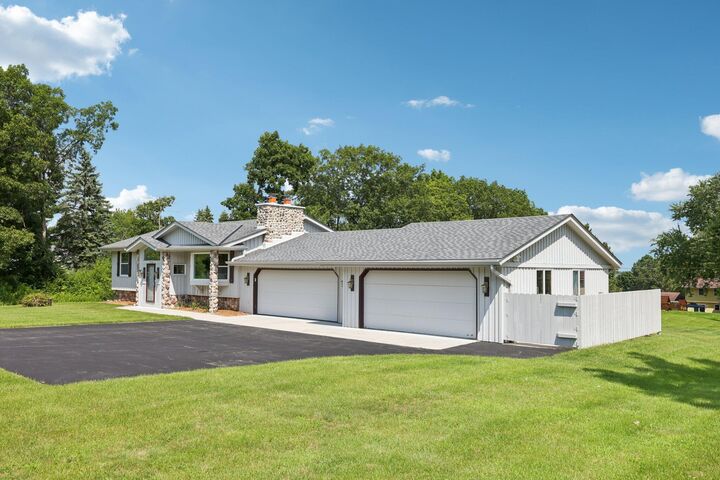 Property Photo:  1062 Hickory Hill Pkwy  WI 53033 