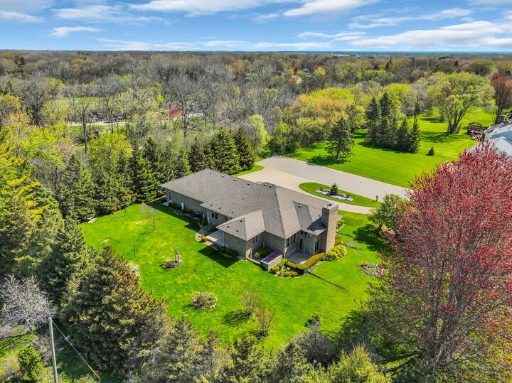 Property Photo:  2132 Esquire Ln  WI 53406 
