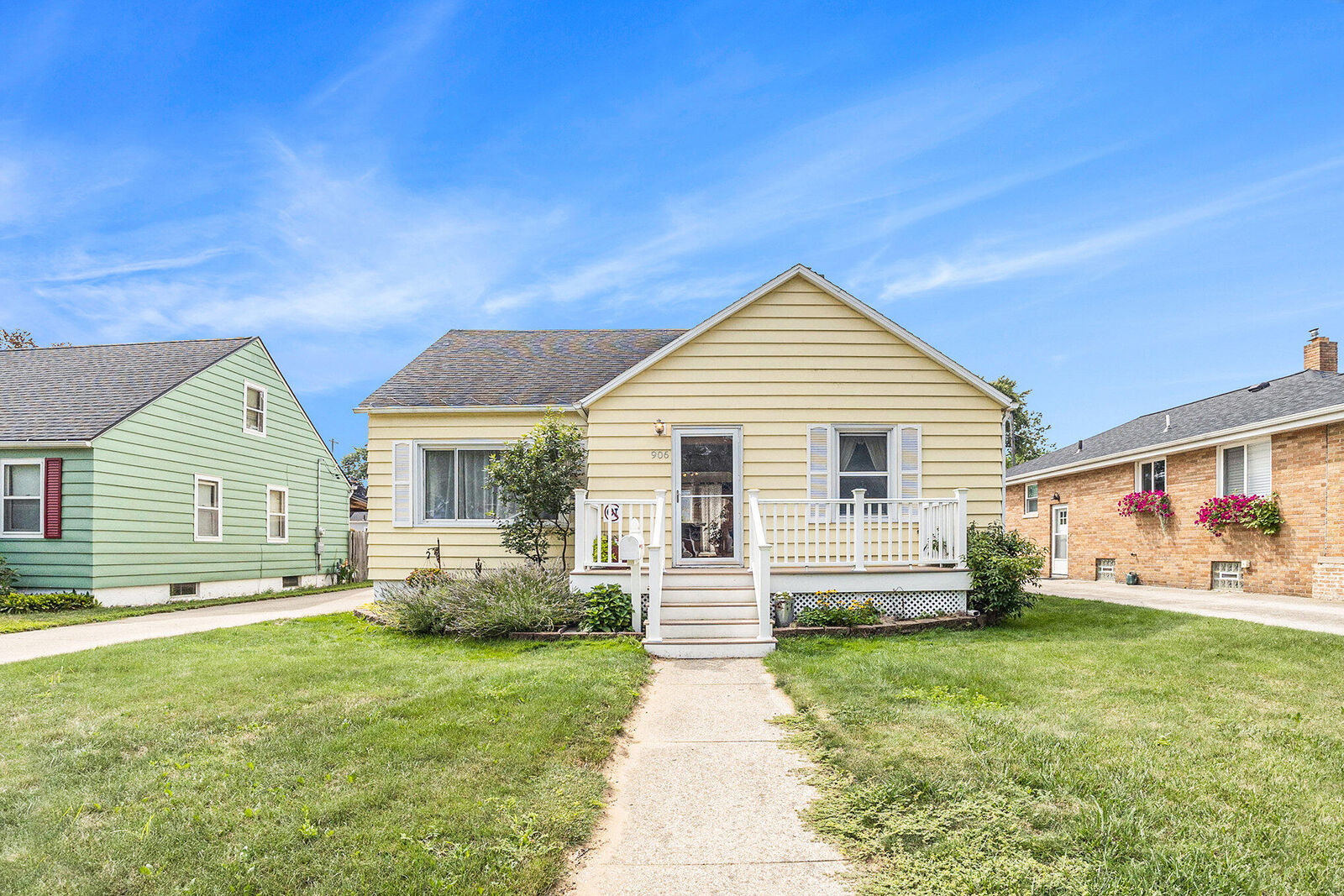 Property Photo:  906 Grant Avenue  MI 49417 