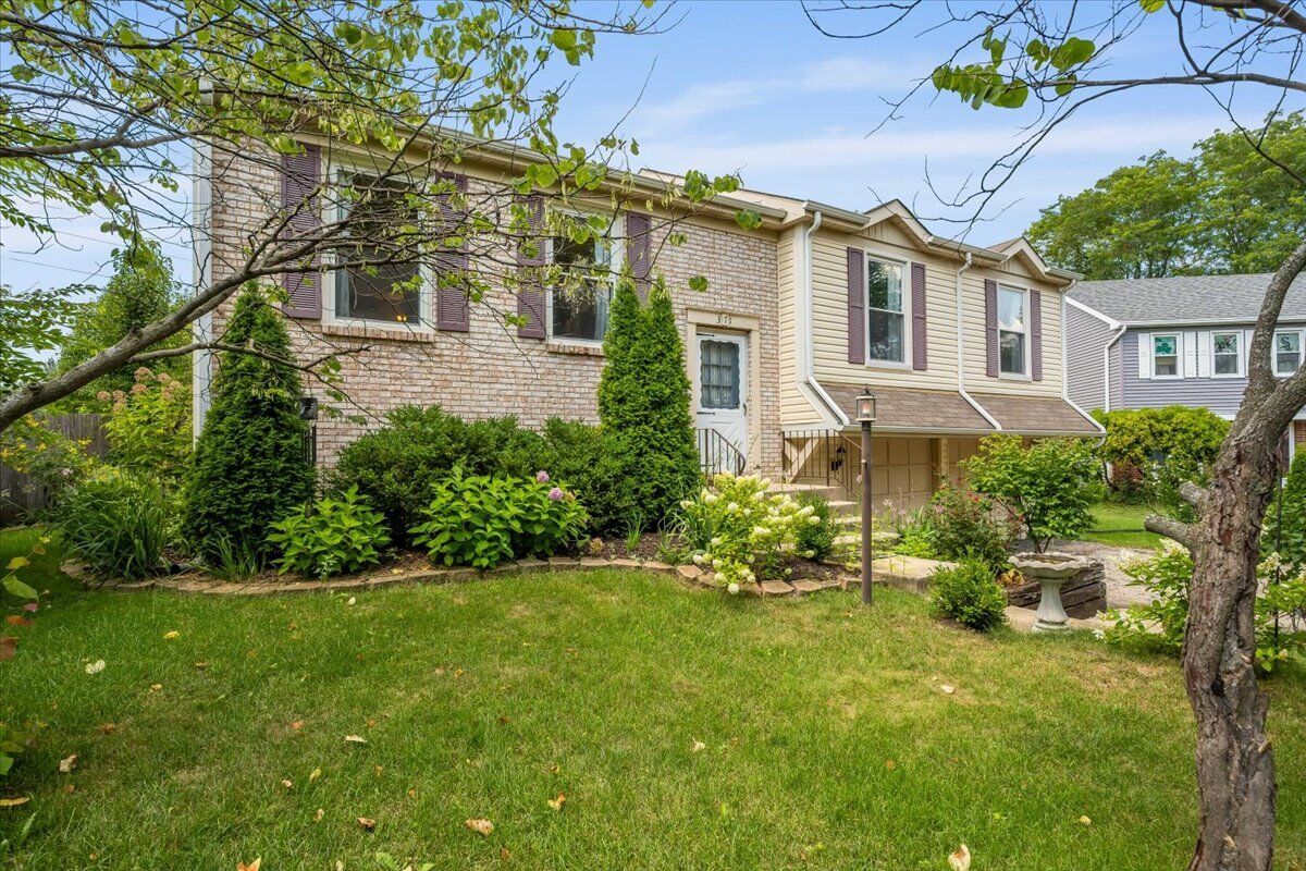 Property Photo:  371 Larchmont Court  IL 60565 