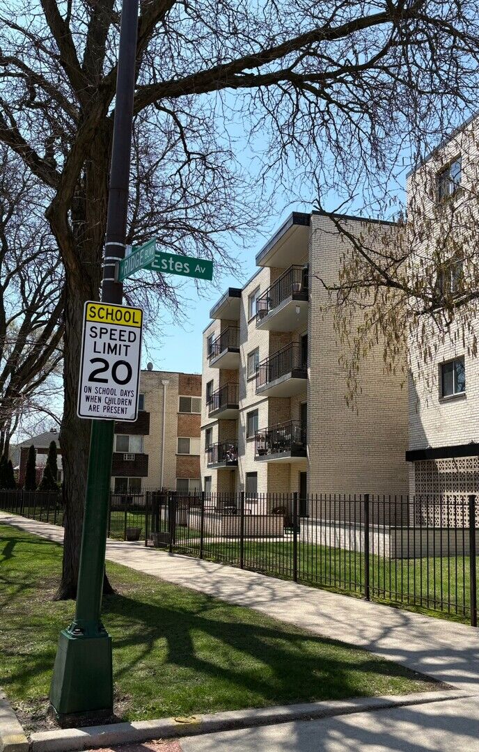 Property Photo:  7074 N Ridge Boulevard 1E  IL 60645 