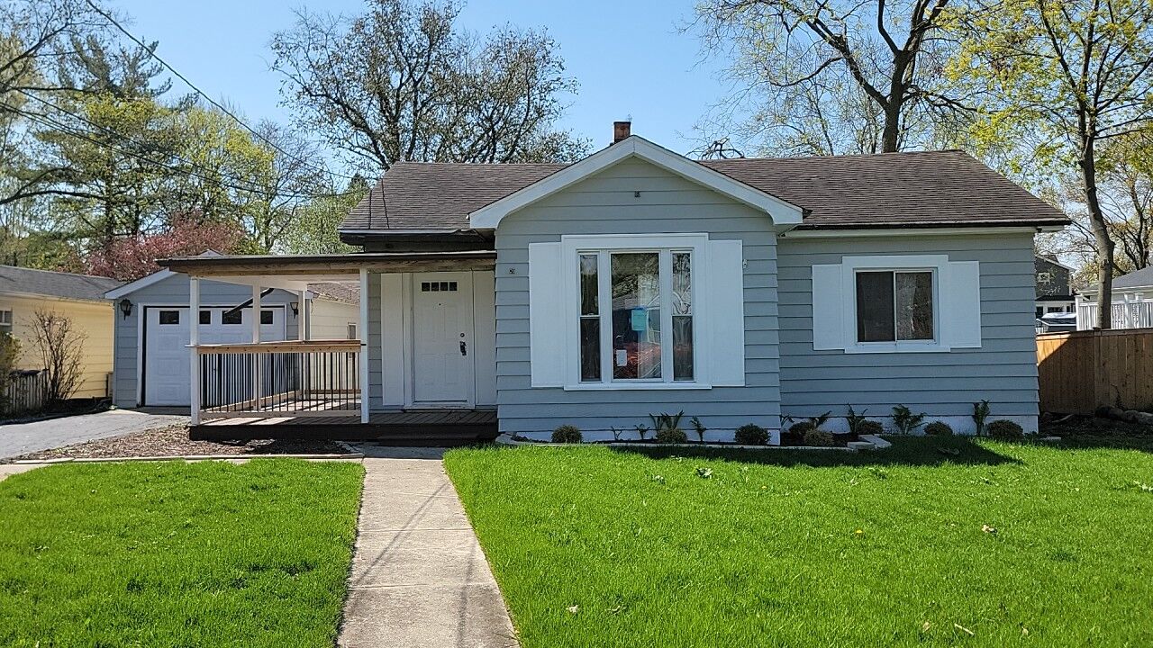 Property Photo: 722 E Indiana Street IL 60187