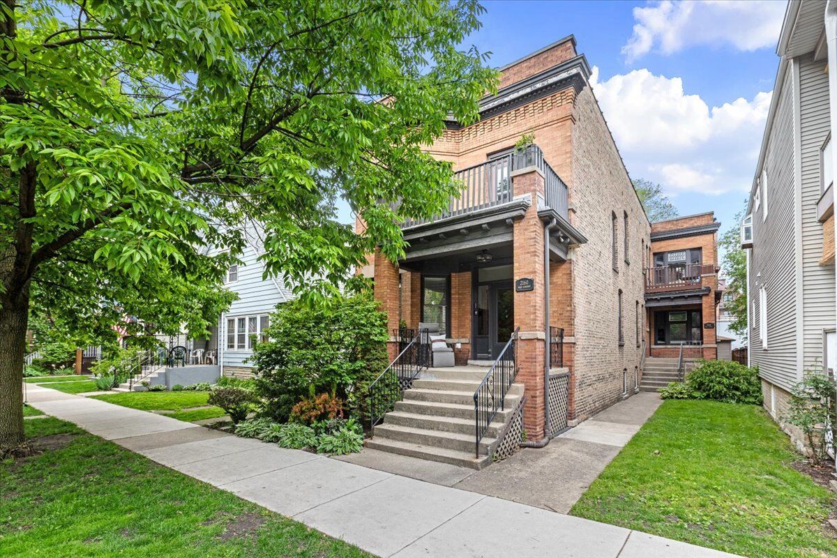 Property Photo:  2158 W Giddings Street 1  IL 60625 