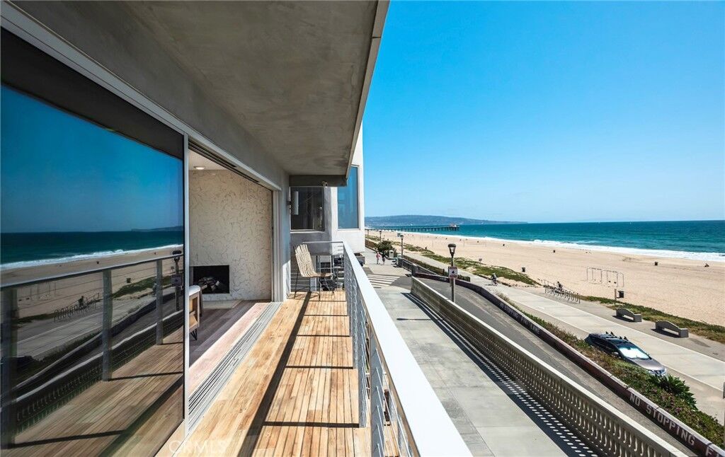 Property Photo: 2208 The Strand CA 90266